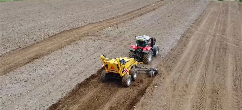 Agricultural services / stone raking, photo