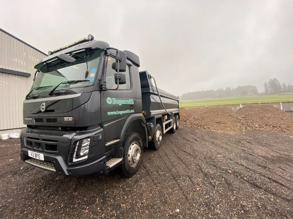 8 wheeler tipper, photo