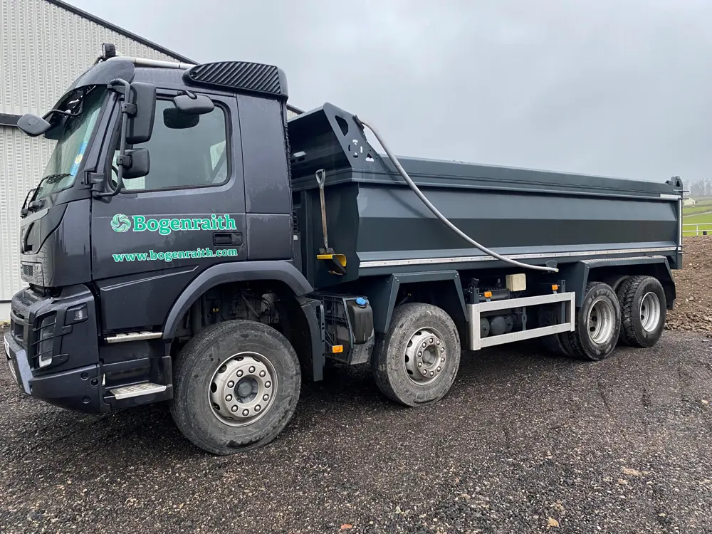8 wheeler tipper, photo